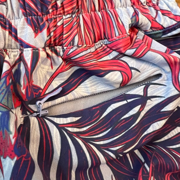 Lululemon Low-Rise Un-Lined Short  2.5" - Picture 5 of 6